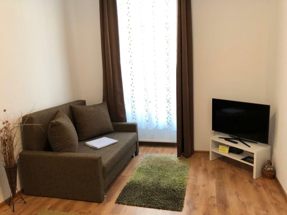 Poppys Apartment Arad Exterior foto